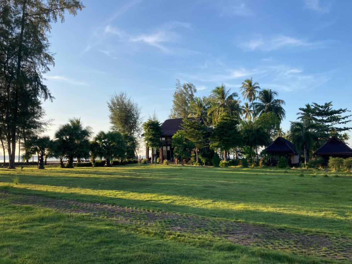 The Chevalley Beach Resort Satun Exterior foto